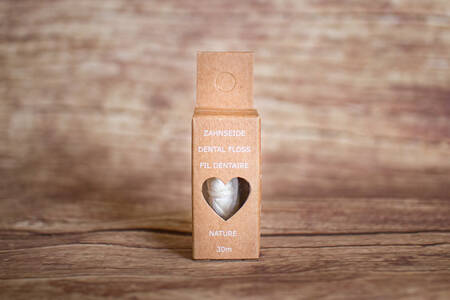 Fil dentaire avec récipient  